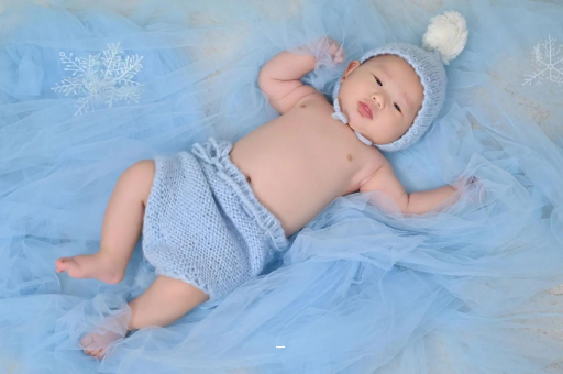 高平三个月宝宝挠耳朵 高平三个月宝宝挠耳朵