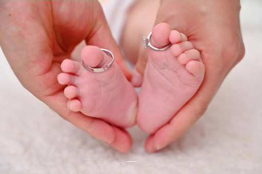 高平怀孕肚子一边高一边低 高平怀孕肚子一边高一边低